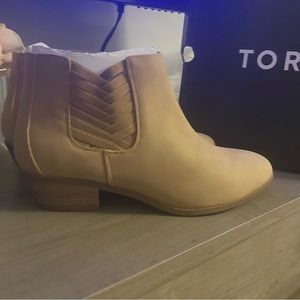 NWT Torrid size 9W beige boots